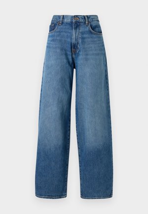 Široke modre kavbojke z običajnim pet-pocket dizajnom. Imajo zasuk z gumbom in svetlo zbledelost za teksturo.