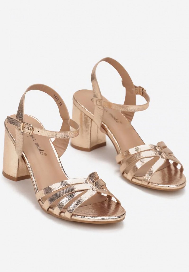 sandale a talon carré doré