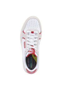 Białe sneakersy z czerwonymi akcentami, perforowaną wstawką na palce oraz połączeniem materiałów skórzanych i zamszowych. Teksturowana gumowa podeszwa z detalem logo.