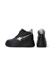 Schwarze Leder-Hochtop-Sneaker mit einem strukturierten Schlangenleder-Druckakzent und einer stabilen schwarzen Sohle. Mit Schnürsenkeln und einem Reißverschluss auf der Rückseite.