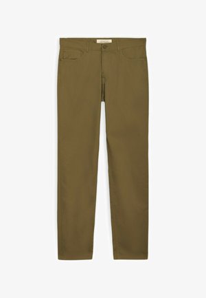 Pantalones de corte recto color verde oliva con cierre de botón y cremallera, bolsillos delanteros y traseros, mostrados planos sobre fondo blanco.