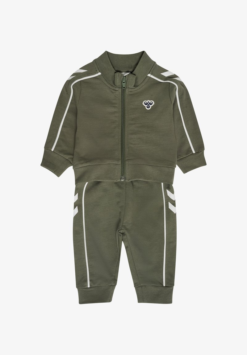 Olivgrüner Trainingsanzug aus weichem Stoff, bestehend aus einer zip-up Jacke mit weißen Streifen und einem kleinen Logo auf der Brust sowie passenden Hosen.