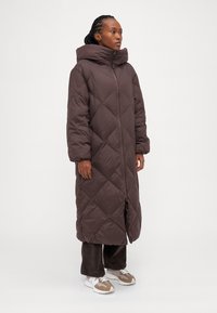 YAS Petite YASFUDGE LONG COAT - Páperový kabát - hot fudge