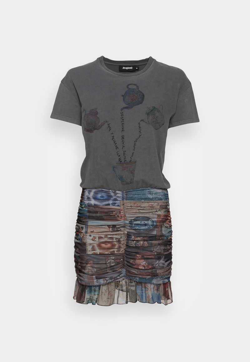 Szary bawełniany t-shirt z grafiką czajnika i napisem; warstwowa spódnica z marszczeniami z kolażem kolorowych wzorów i obrazów, z falbaniastym dołem.