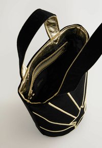 Čierna semišová kabelka typu bucket s zlatým vnútrom. Má zlaté prešívanie a vrecko na zips, štruktúrovaný tvar a krátke rukoväte.