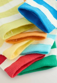 Pila de calcetines de punto doblados con rayas horizontales multicolores, que incluyen azul, amarillo, naranja, rojo, verde y blanco.