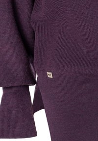 Maglione viola a maglia con finitura testurizzata, caratterizzato da un piccolo etichetta metallica sul bordo e polsini a coste.