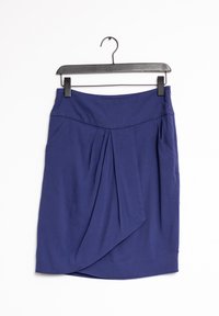 Námořnická modrá sukně s designem skládací plisáže, vyrobená z měkké tkaniny. Obsahuje pas a visí na černém plastovém ramínku.