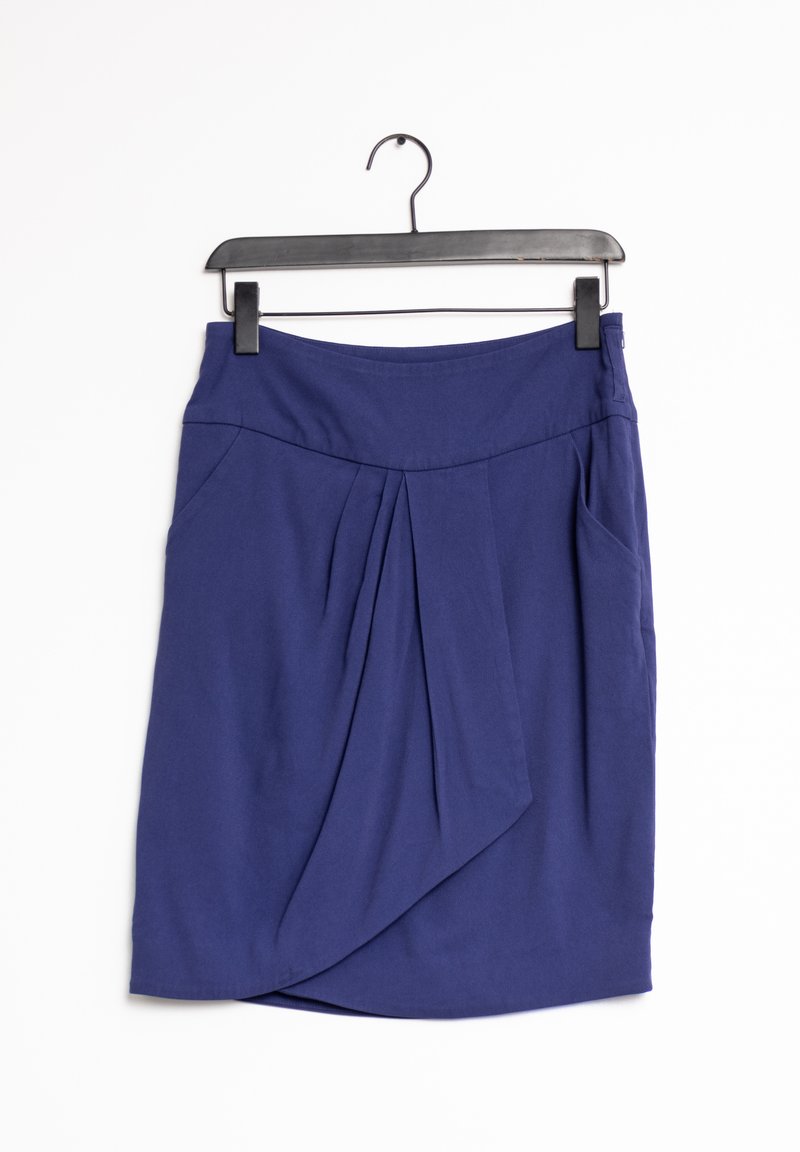 Námořnická modrá sukně s designem skládací plisáže, vyrobená z měkké tkaniny. Obsahuje pas a visí na černém plastovém ramínku.