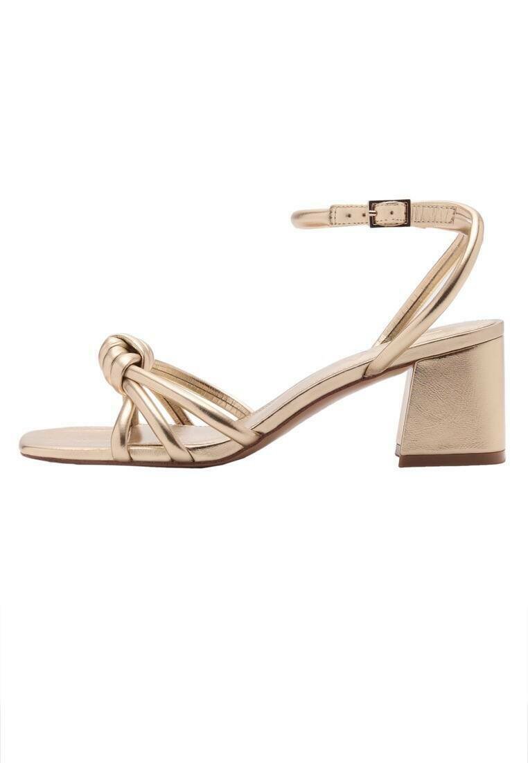 Guldklackad sandal med en knuten frondesign, flera smala remmar, ankelspänne och en blockklack. Slät metallisk yta.