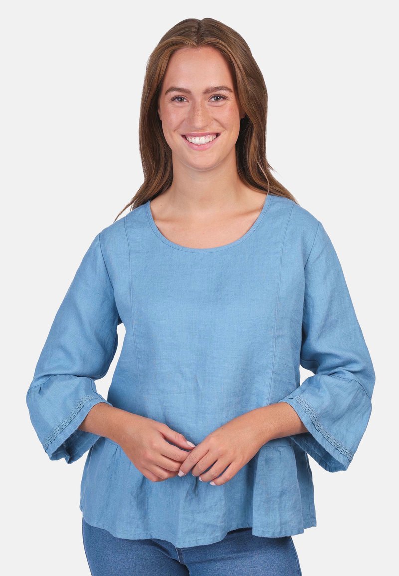 Helles blaues Leinenoberteil mit einem tiefen Ausschnitt, dreiviertellangen Glockenärmeln und zarten Spitzeverzierungen an den Ärmelabschlüssen. Peplum-Design in der Taille.