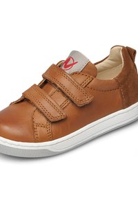 Scarpa in pelle marrone con due cinturini in velcro, suola in gomma bianca e linguetta sul tallone grigia con logo rosso. Texture liscia con dettagli cuciti.