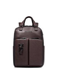 Zaino in pelle marrone con due tasche frontali, manici superiori e chiusura con zip. Presenta il logo del marchio sul davanti e dettagli in metallo argentato.