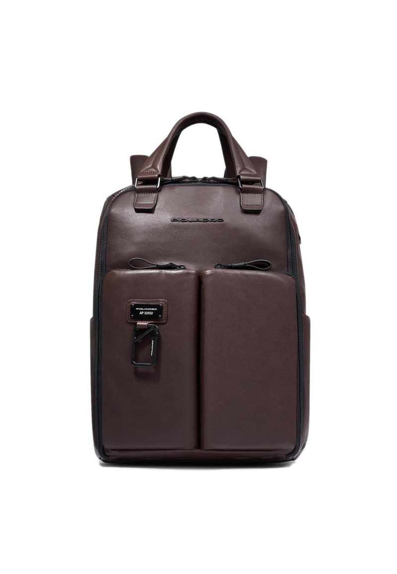 Zaino in pelle marrone con due tasche frontali, manici superiori e chiusura con zip. Presenta il logo del marchio sul davanti e dettagli in metallo argentato.