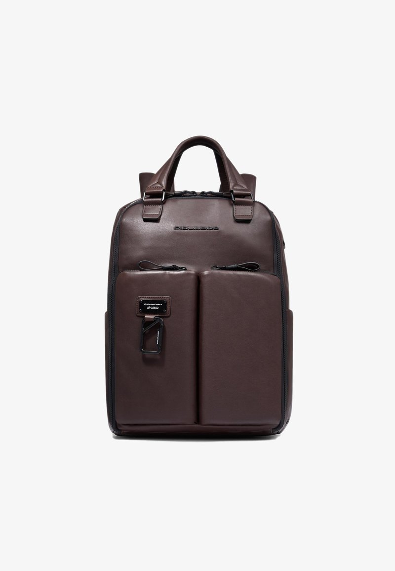 Zaino in pelle marrone con due tasche frontali, manici superiori e chiusura con zip. Presenta il logo del marchio sul davanti e dettagli in metallo argentato.