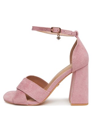Sandalia de tacón alto de ante rosa con puntera abierta, correa ancha en la parte delantera, tacón cuadrado, correa en el tobillo con hebilla y pequeño adorno decorativo.