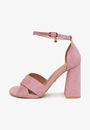 Rosa Wildleder-Sandalette mit offenem Zehenbereich, breitem Frontriemen, Blockabsatz, Knöchelriemen mit Schnalle und kleinem dekorativem Anhänger.