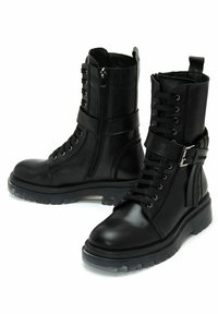 Derimod Stivaletti stringati - black