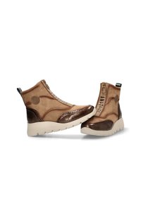 Botas de tobillo de ante marrón con acentos marrones brillantes, cierre de cremallera y diseño texturizado. Suela ligera con una ligera elevación.