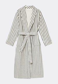 Pasiasty szlafrok w białe i czarne paski. Miękka, teksturowana tkanina, długie rękawy, pasek w talii, dwie przednie kieszenie. Klasyczny krój kołnierza.