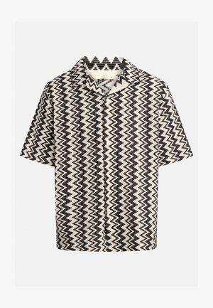Camisa de manga curta feita de tecido texturizado, apresentando um padrão em zigue-zague preto e branco, com colarinho e fecho por botão.