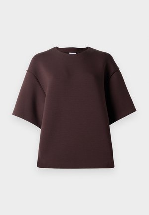 T-shirt oversized marron, fabriqué en tissu doux, avec un encolure ronde et des manches courtes et boxy. Design simple sans motifs ni accents.