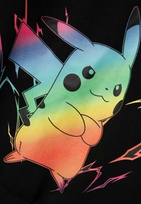Grafica colorata di Pikachu su tessuto nero, con una sfumatura di blu, verde e rosa, arricchita da accenti di fulmine e distintive macchie nere.