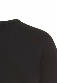 Schwarzes Kurzarm-T-Shirt mit Rundhalsausschnitt und glatter Textur, mit Nahtdetails an der Schulter.