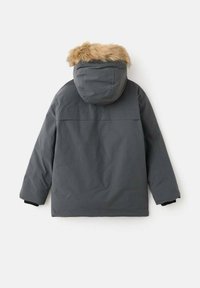 Parka gris con capucha de piel sintética, que presenta un diseño sencillo, mangas largas y un material aislante para mantener el calor. Incluye puños negros.