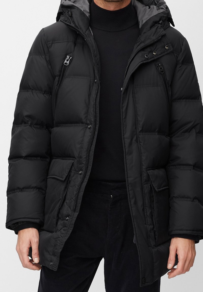 Chaqueta de abrigo negra con capucha, que cuenta con cierre de cremallera, múltiples bolsillos y una textura brillante y suave. El diseño en cuadros añade aislamiento.