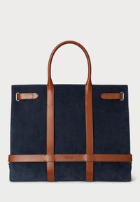 Námornícky semišový tote bag s hnedými koženými rúčkami a akcentmi. Obsahuje dva vertikálne kožené popruhy a detail loga. Obdĺžnikový tvar.