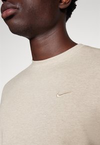 Nike Performance PRIMARY - Camiseta deportiva - khaki