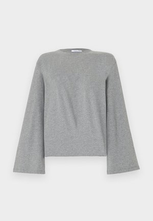 Lysegrå langærmet top med rund hals, brede ærmer og en lige kant, vist på en neutral baggrund.