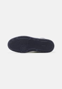 Suola in gomma navy per sneaker con un motivo a zigzag, area di presa circolare e sezioni testurizzate per una maggiore aderenza e durata.