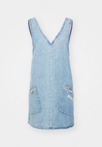 Hame dress denim tanpa lengan, biru muda, leher V, dua saku depan dengan resleting, interior biru tua kontras, tepi yang dijahit.