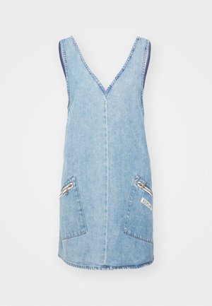 Hame dress denim tanpa lengan, biru muda, leher V, dua saku depan dengan resleting, interior biru tua kontras, tepi yang dijahit.
