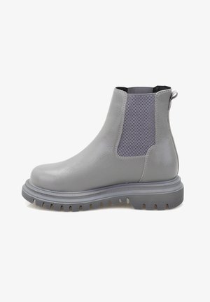 Bottines grises en matériau synthétique texturé. Présentent un design à enfiler avec des panneaux élastiques sur les côtés et une semelle robuste.