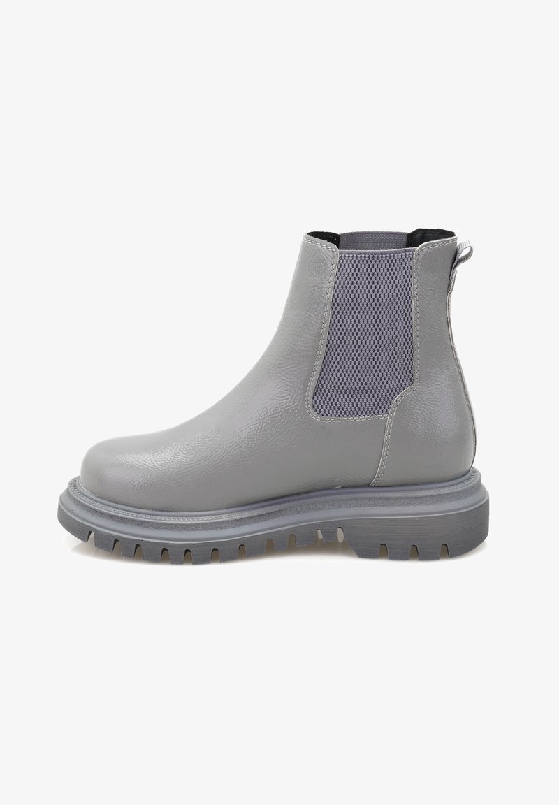 Grijze enkellaars gemaakt van gestructureerd synthetisch materiaal. Heeft een slip-on ontwerp met elastische zijpanelen en een robuuste zool.