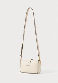 Κρεμ δερμάτινη τσάντα crossbody με δομημένο σχήμα, χρυσές λεπτομέρειες, κλείσιμο με καπάκι και αποσπώμενο ρυθμιζόμενο λουρί.