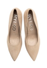Scarpe col tacco alto in suede beige con punta affusolata e interno liscio. Presentano il marchio RYLKO in argento sulla soletta.