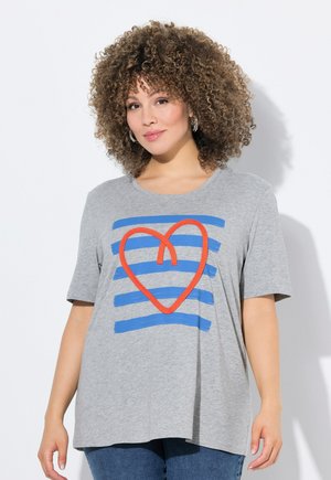 T-shirt en coton gris avec un design graphique comportant des rayures bleues et un cœur orange. Manches courtes, coupe décontractée, col rond.
