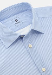 Camicia a righe blu chiaro, in tessuto di cotone, colletto a punta, bottoni bianchi e etichetta del marchio Boggi all'interno.