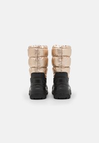 Puffy metallic roségoldene Stiefel mit einer schwarzen Gummisohle. Verfügt über einen gerafften oberen Teil und eine gesteppten Textur für Isolation und Komfort.