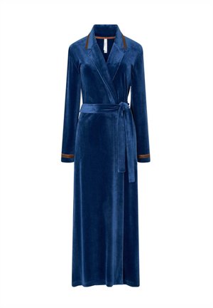 Bata larga de terciopelo azul con cuello de chal, cinturón anudado y acentos marrones contrastantes en las mangas. Presenta una textura suave y un diseño de largo completo.