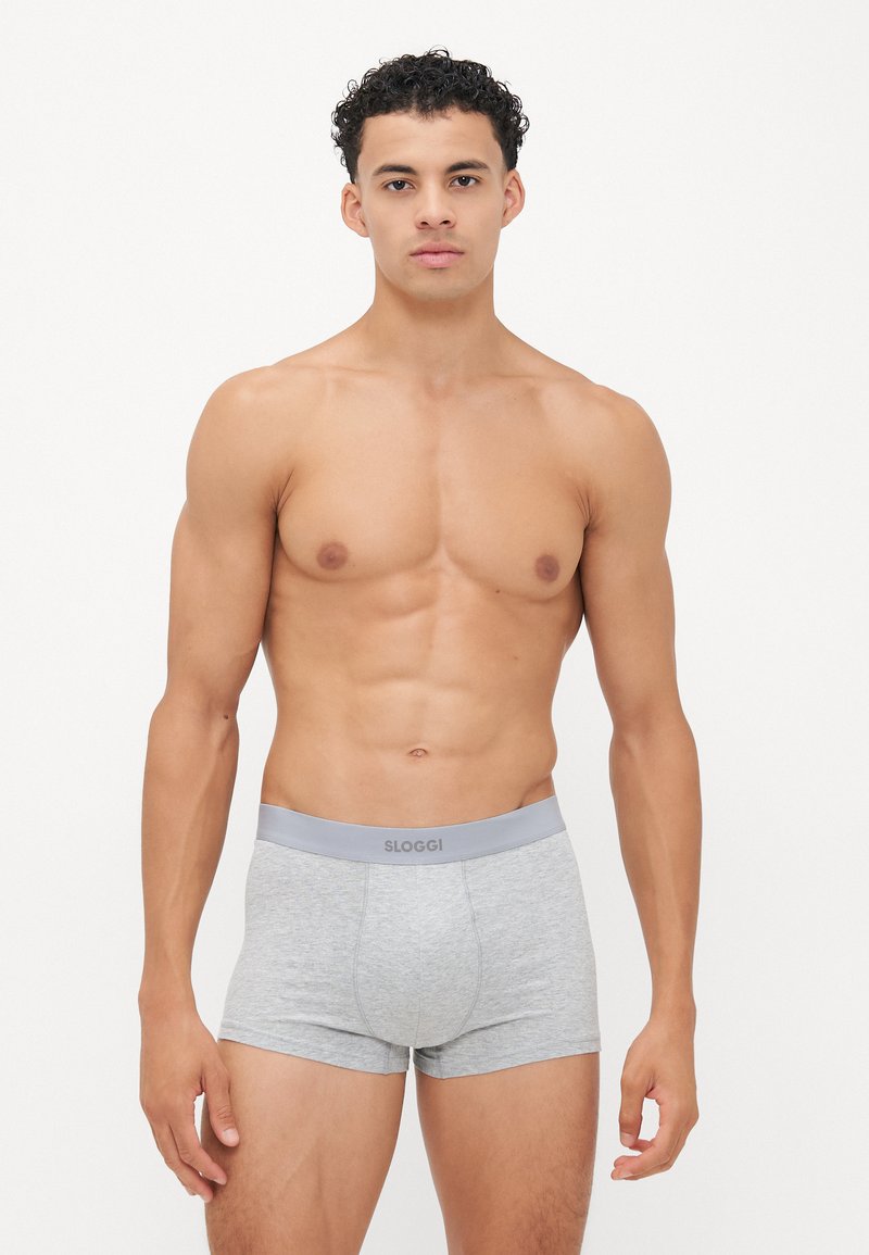 Boxer-briefs en coton gris avec une ceinture grise clair affichant le logo "SLOGGI". Le tissu a une texture lisse et un design ajusté.