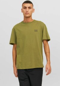 Jack & Jones - CLASSIC TEE CREW NECK - Lihtne T-särk - olive branch Väikepilt 1