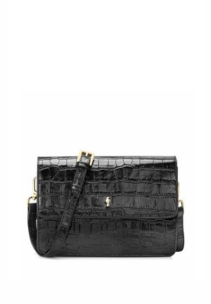 Czarna skórzana torba na ramię z tłoczeniem w stylu krokodyla, zamykana klapką, z złotą klamrą i małym złotym logo z przodu.