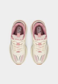 Ζευγάρι κρεμ και ροζ αθλητικά παπούτσια FILA, από επάνω, με λεπτομέρειες από δίχτυ και επενδεδυμένες σόλες σε λευκό φόντο.