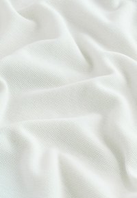 Teflon texturat alb cu un model în grilă, prezentând ondulații fine și o strălucire subtilă, potrivit pentru diverse aplicații textile.