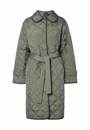 Quiltota zaļa mētelis ar lielu apkakli, pogu aizdari un jostu. Iespējas garas piedurknes un dimanta rakstu tekstūra.